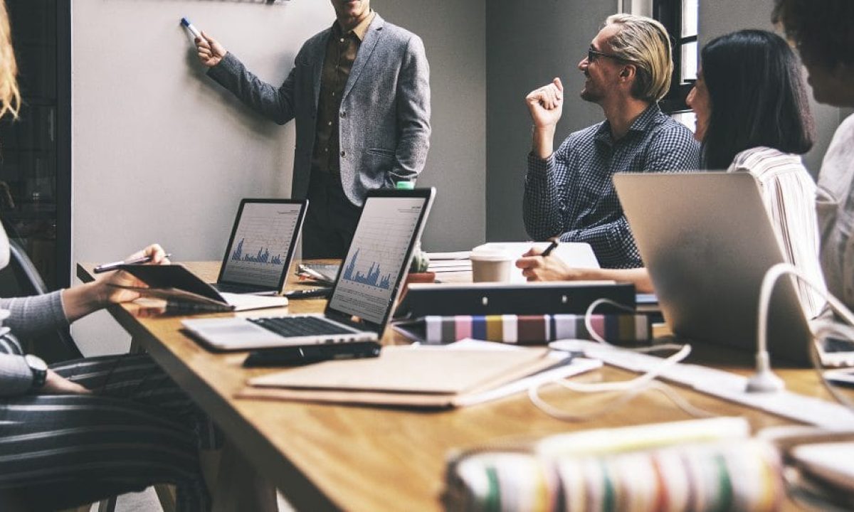 Reunião estratégica de negócios discutindo tecnologia